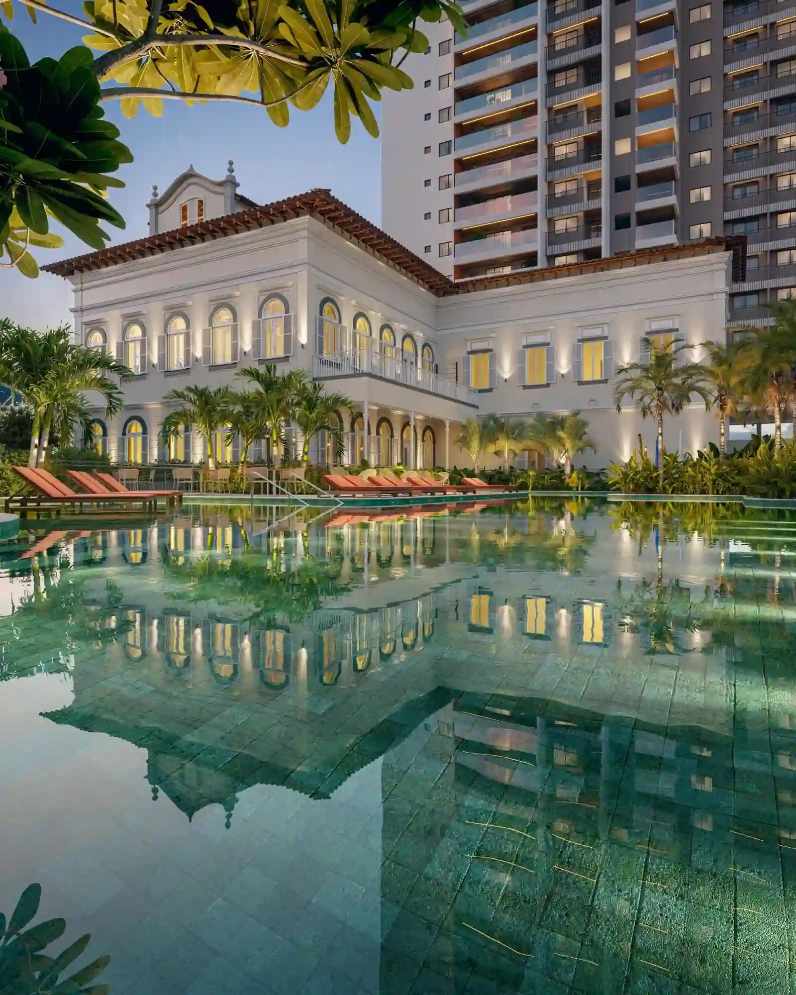 Symphony Residences — piscina principal com vista do casarão ao entardecer (BEN_07), no Flamengo